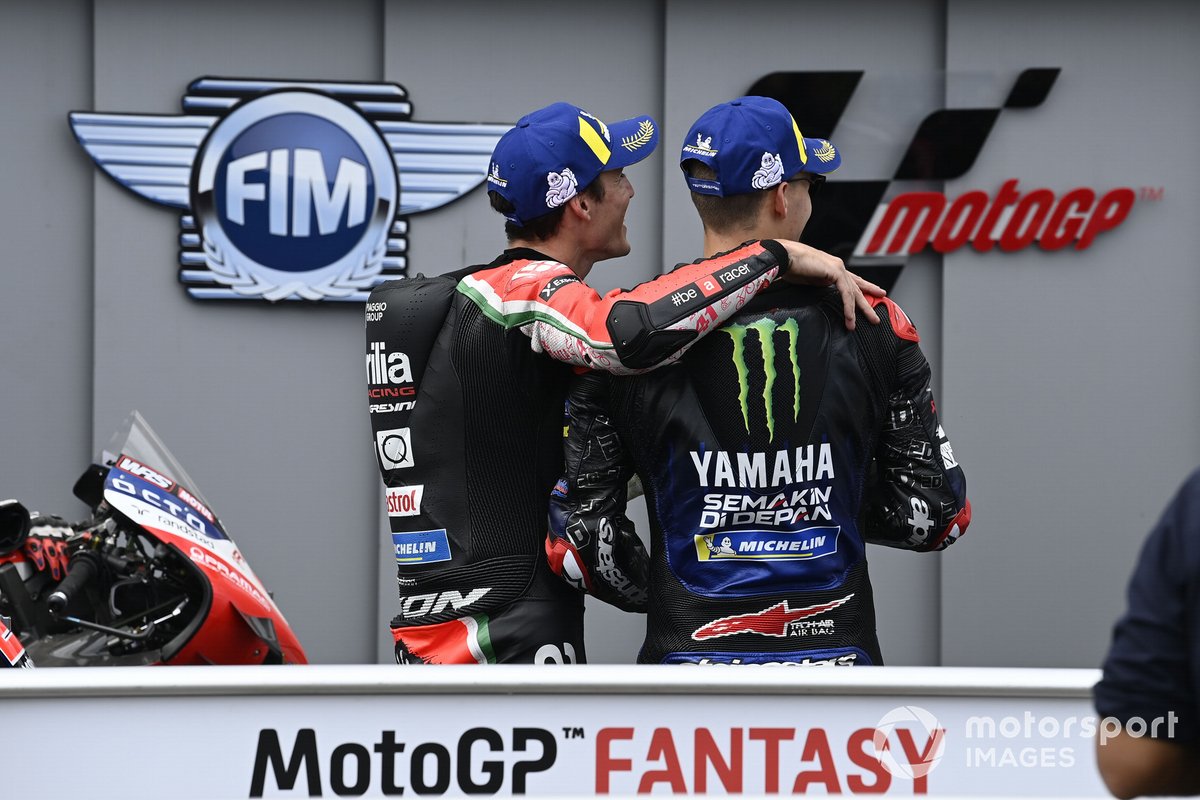 Segundo lugar Fabio Quartararo, Yamaha Factory Racing, tercero Aleix Espargaró, Aprilia Racing Team Gresini 