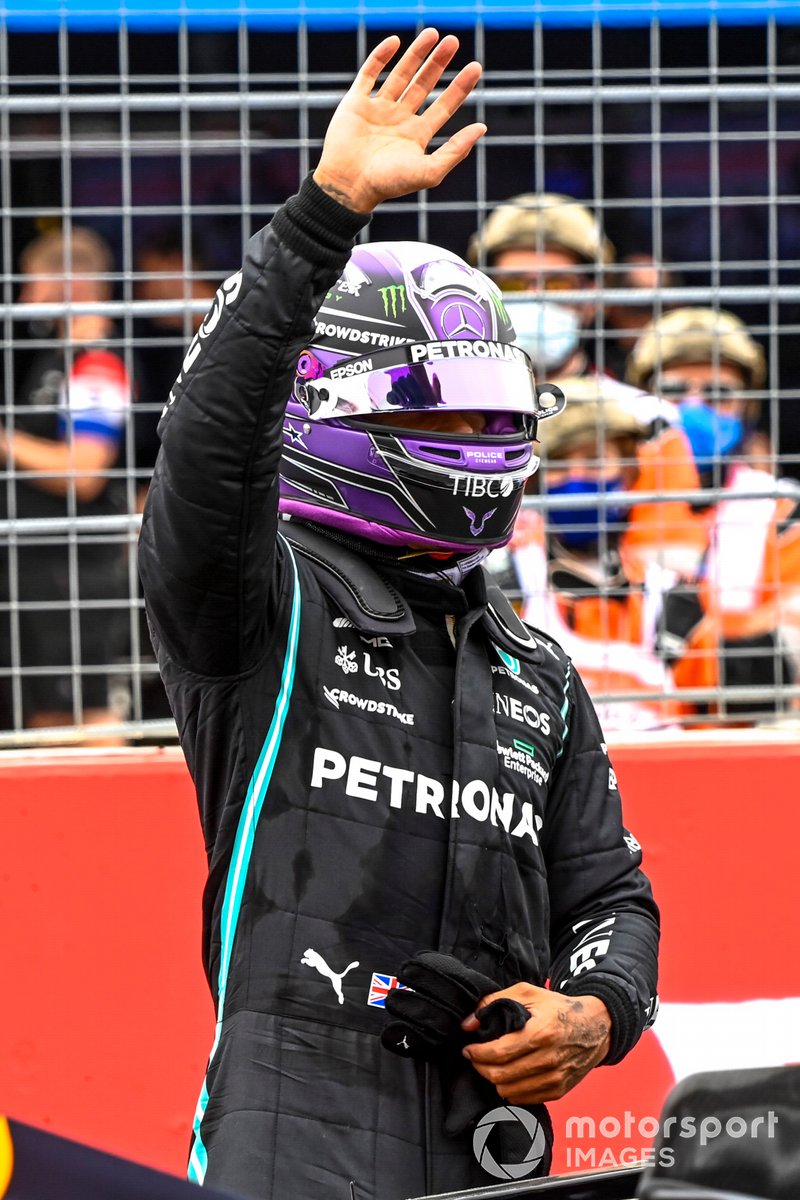 Lewis Hamilton, Mercedes, saluta i tifosi dopo le Qualifiche