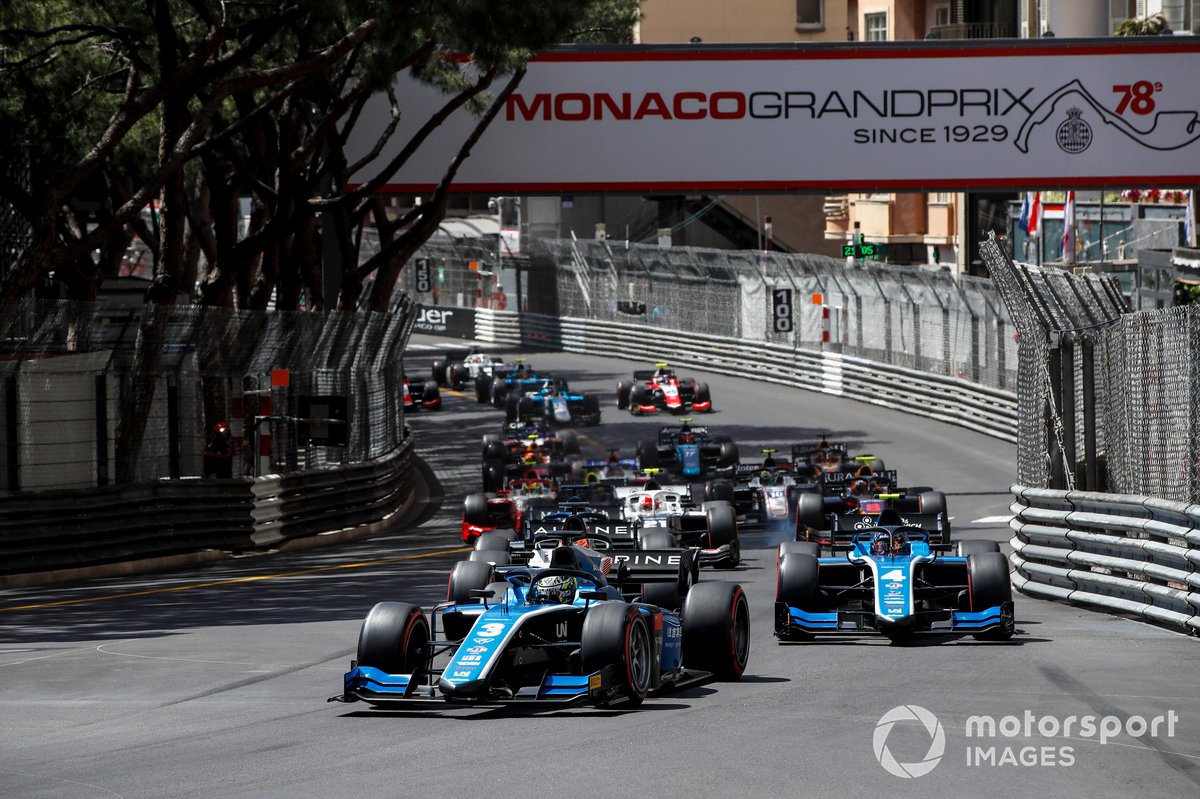 Guanyu Zhou, Uni-Virtuosi Racing por delante de Felipe Drugovich, Uni-Virtuosi al inicio de la carrera