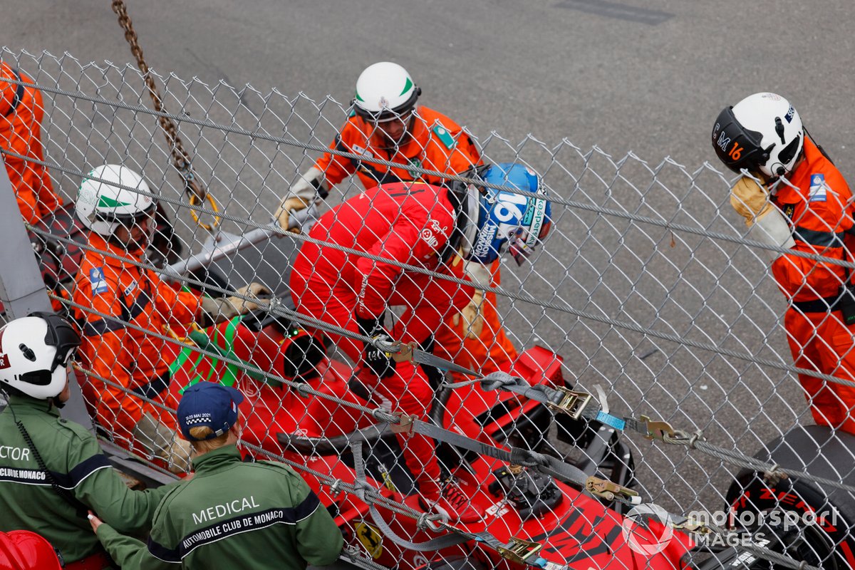 Charles Leclerc, Ferrari SF21, esce dall'auto dopo l'incidente