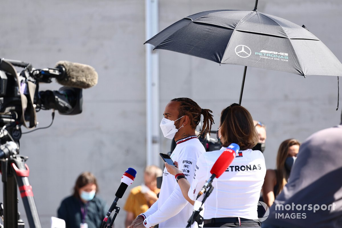 Lewis Hamilton, Mercedes, habla con los medios