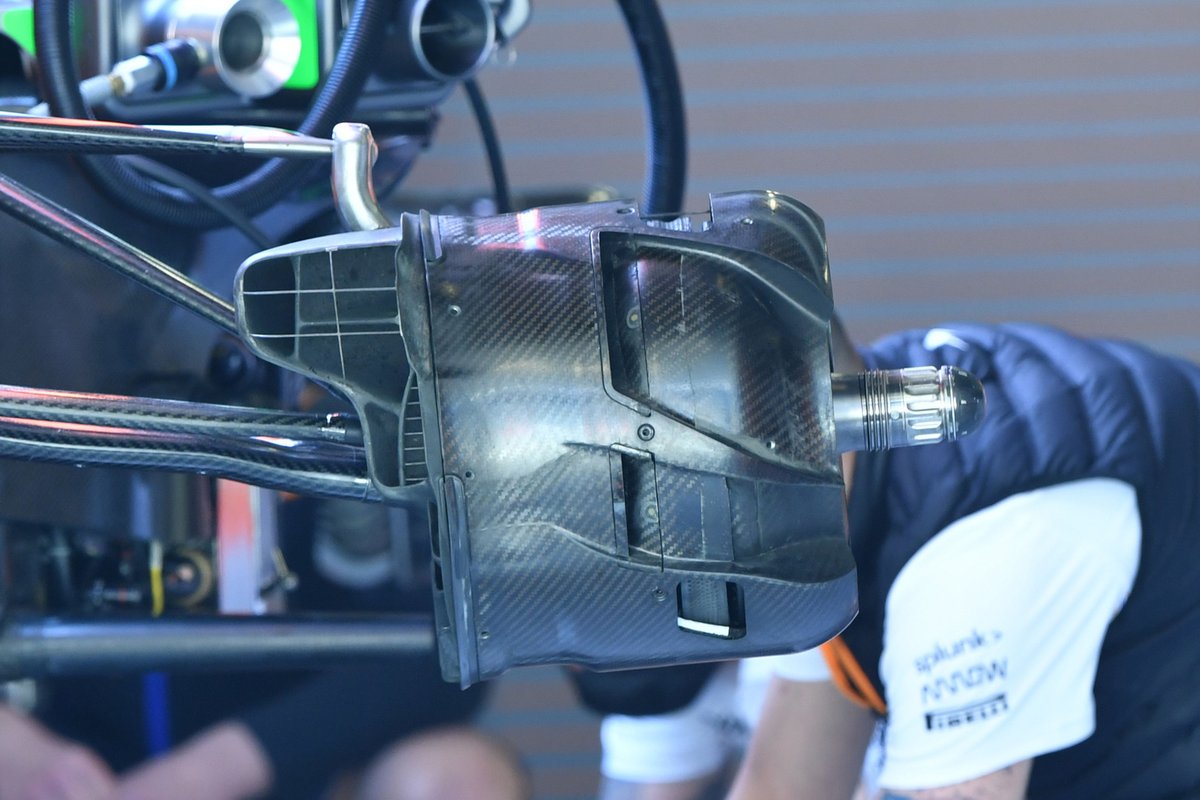 Detalle del ducto de frenos frontales del McLaren MCL35M