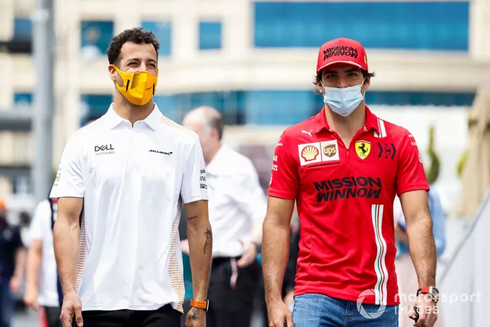 Daniel Ricciardo, McLaren y Carlos Sainz Jr., Ferrari