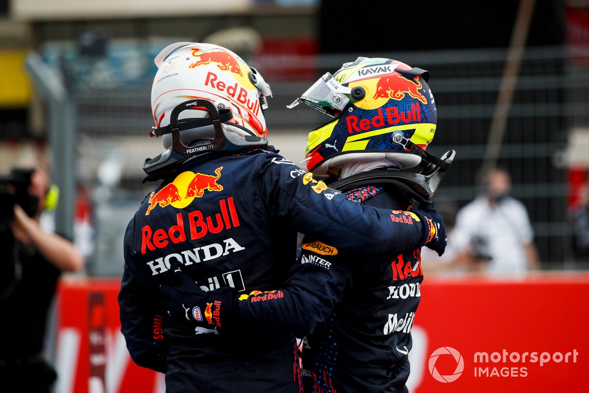 Ganador Max Verstappen, Red Bull Racing y el segundo lugar Sergio Pérez, Red Bull Racing celebran en Parc Ferme