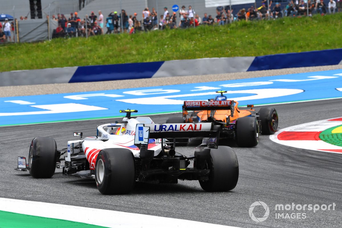 Lando Norris, McLaren MCL35M, Mick Schumacher, Haas VF-21