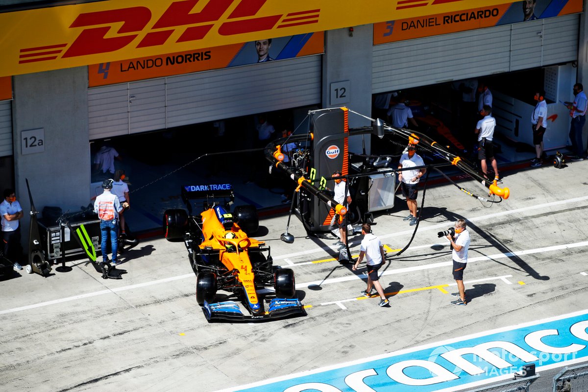 Lando Norris, McLaren MCL35M sale del garaje