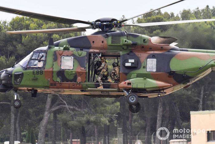 Un helicóptero NH90 TTH Caiman del ejército francés aterriza en el circuito