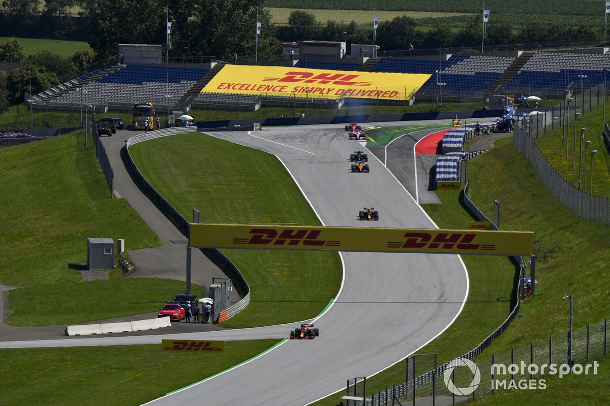 Max Verstappen, Red Bull Racing RB16, precede Alex Albon, Red Bull Racing RB16, Lando Norris, McLaren MCL35 e Lewis Hamilton, Mercedes F1 W11 EQ Performance