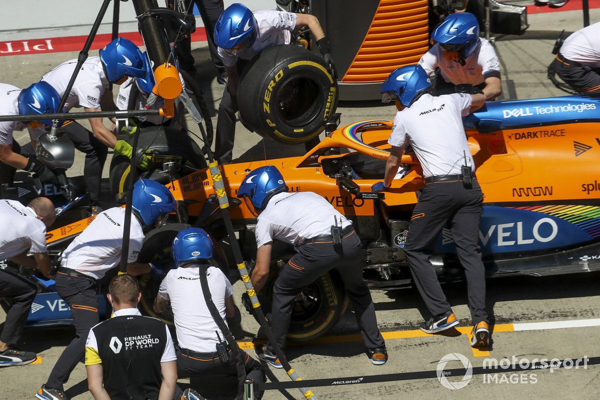 Prove di pitstop per i meccanici McLaren con la macchina di Carlos Sainz Jr., McLaren MCL35
