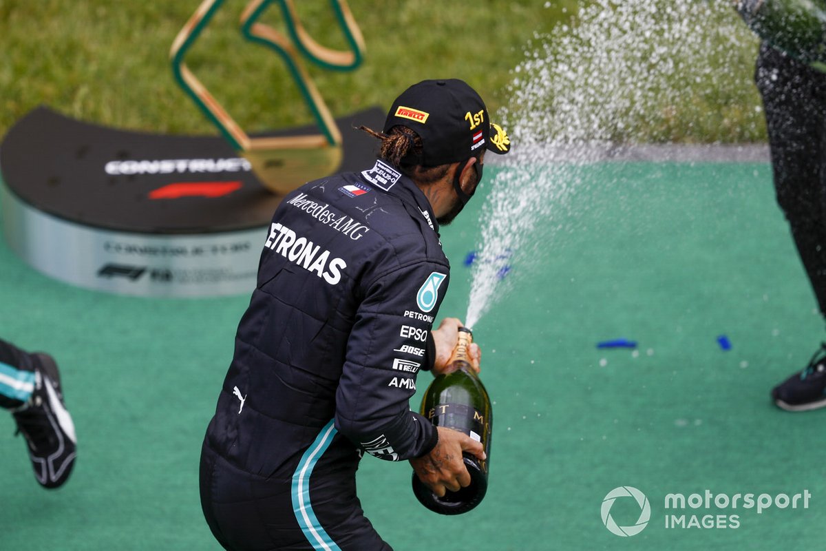 Lewis Hamilton, Mercedes-AMG vince la gara e festeggia con lo champagne