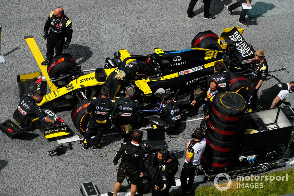 Esteban Ocon, Renault F1, on the grid