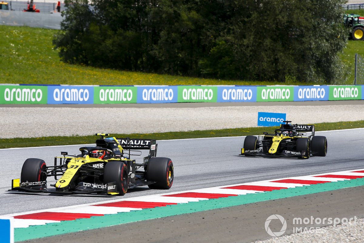 Esteban Ocon, Renault F1 Team R.S.20, precede Daniel Ricciardo, Renault F1 Team R.S.20