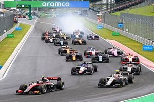 Callum Ilott, UNI-Virtuosi leads Luca Ghiotto, Hitech Grand Prix, Louis Deletraz, Charouz Racing System and Nikita Mazepin, Hitech Grand Prix at the start of the race