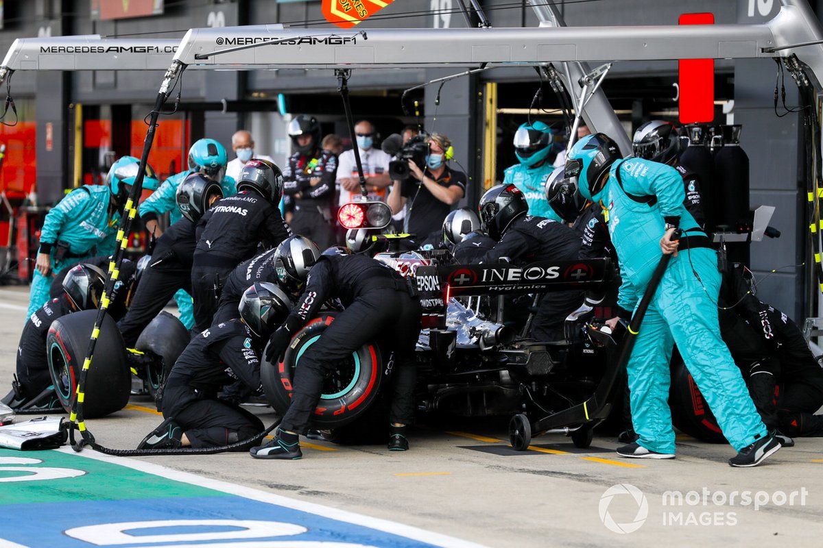 Valtteri Bottas, Mercedes F1 W11 EQ Performance pit stop después de recibir un pinchazo