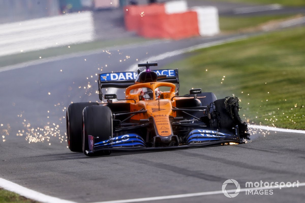 Carlos Sainz Jr., McLaren MCL35, si dirige ai box con una foratura