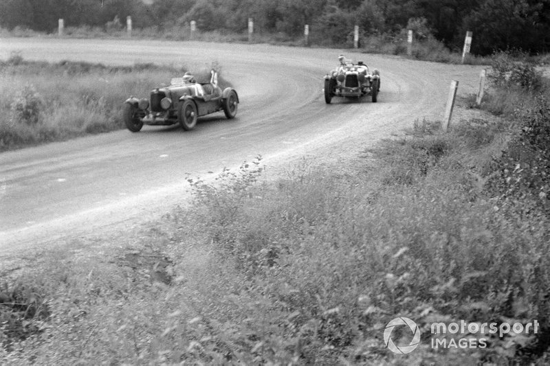 D. C. MacLachlan,  Maurice Falkner, Aston Martin Ulster, leads