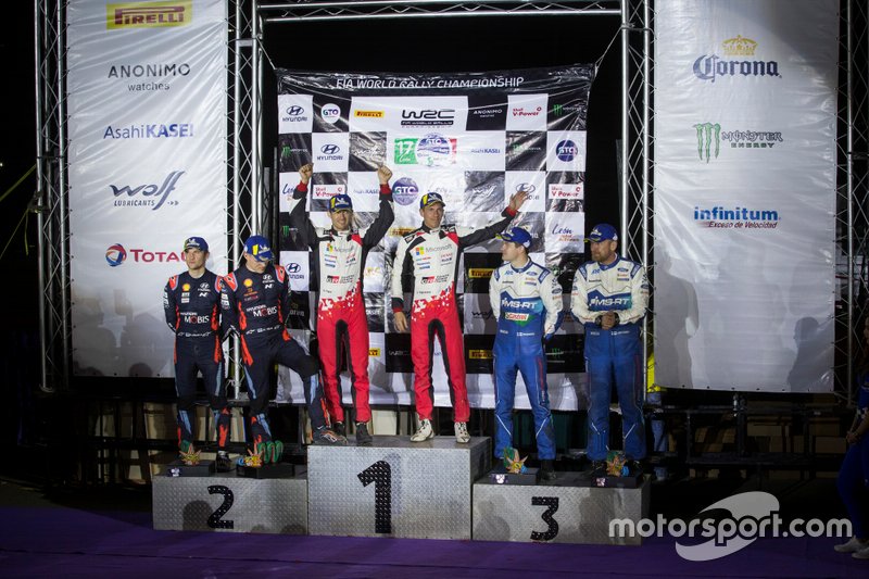 Podio: il vincitore Sébastien Ogier, Julien Ingrassia, Toyota Gazoo Racing WRT Toyota Yaris WRC, secondo posto Ott Tänak, Martin Järveoja, Hyundai Motorsport Hyundai i20 Coupe WRC, terzo posto Teemu Suninen, Jarmo Lehtinen, M-Sport Ford WRT Ford Fiesta WRC