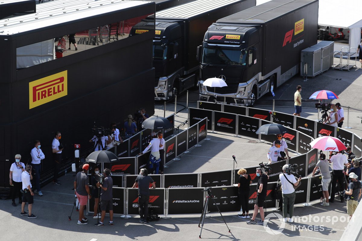 Los pilotos de McLaren hablan con los medios después de la calificación