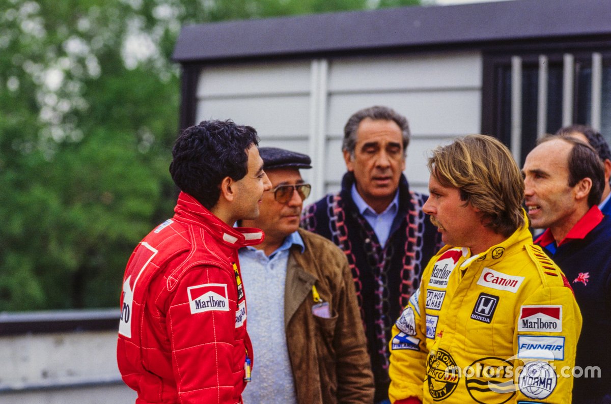 Michele Alboreto, Ferrari, discute avec Keke Rosberg, Williams et Frank Williams