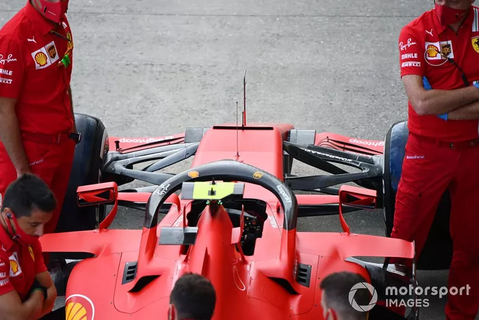 Mecánicos, con el coche de Charles Leclerc, Ferrari SF1000 