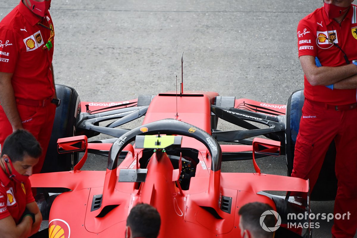 Mecánicos, con el coche de Charles Leclerc, Ferrari SF1000