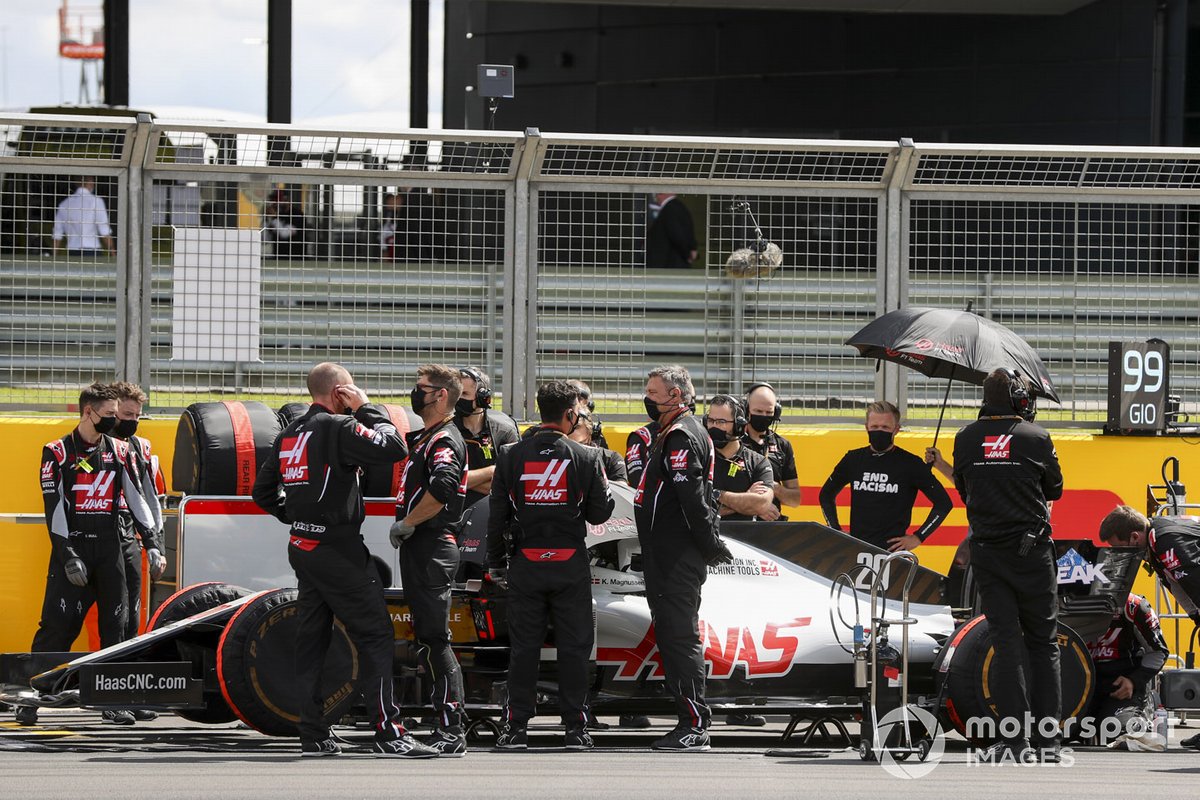 Haas F1 mechanics and engineers on the grid with Kevin Magnussen, Haas VF-20