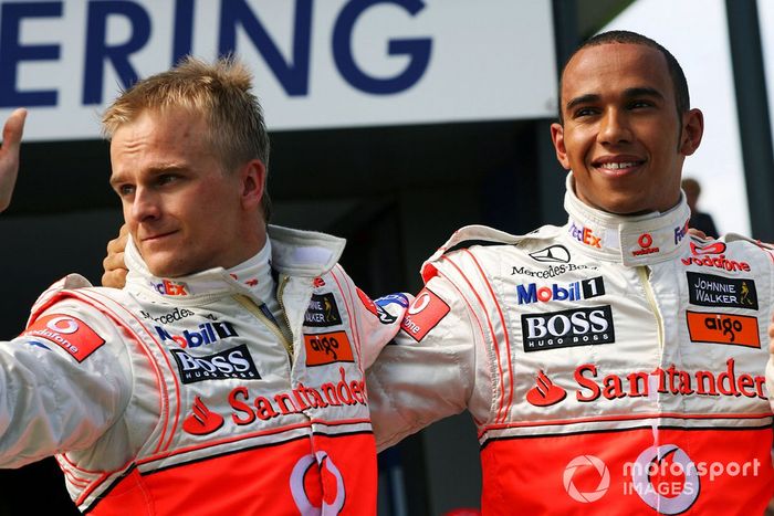 Ganador de la pole Lewis Hamilton, McLaren en parc ferme con Heikki Kovalainen, McLaren