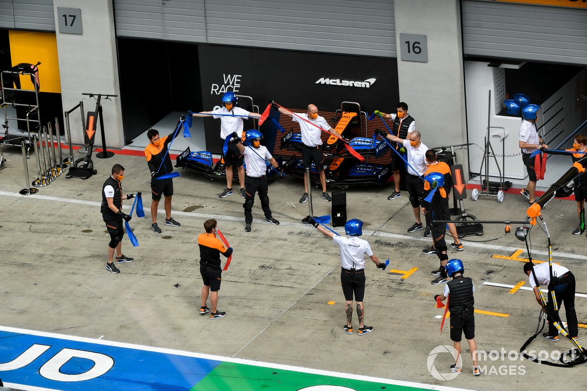 Los mecánicos de McLaren calientan antes de la acción