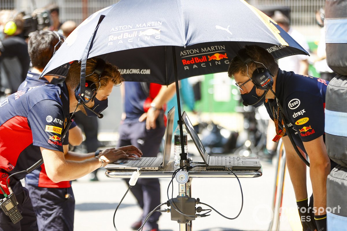 Инженеры Red Bull на стартовой решетке