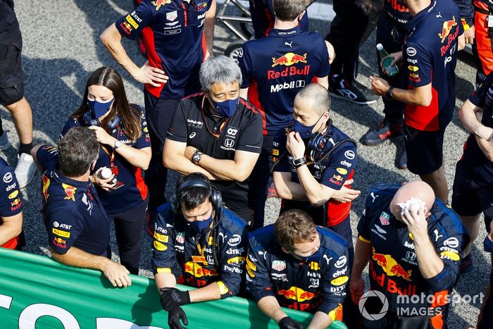 Yusuke Hasegawa, Director General de Honda, se une a los miembros del equipo de Red Bull para las celebraciones del podio