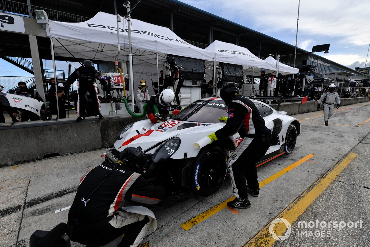 #912 Porsche GT Team Porsche 911 RSR - 19, GTLM: Laurens Vanthoor, Earl Bamber pit stop