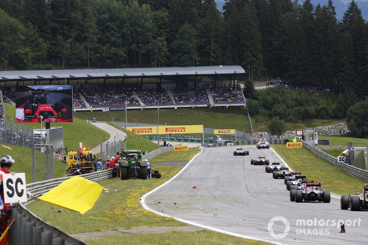 El Safety Car reagrupa al pelotón mientras los comisarios retiran los coches de Kimi Raikkonen, Ferrari SF-15T, y Fernando Alonso, McLaren MP4-30 Honda, tras su accidente