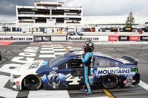 Kevin Harvick, Stewart-Haas Racing, Ford Mustang Busch Head for the Mountains, celebrates after winning.