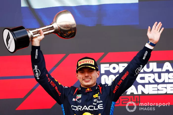 Max Verstappen, Red Bull Racing, 1ère position, soulève le trophée des vainqueurs.
