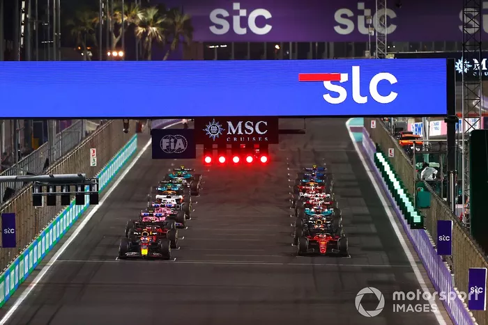 Arrancada Sergio Pérez, Red Bull Racing RB18, Charles Leclerc, Ferrari F1-75, Max Verstappen, Red Bull Racing RB18, Carlos Sainz Jr, Ferrari F1-75