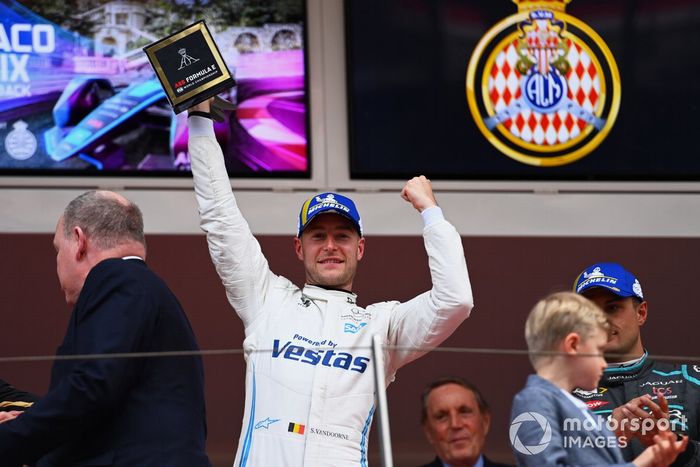 Podio: ganador Stoffel Vandoorne, Mercedes-Benz EQ