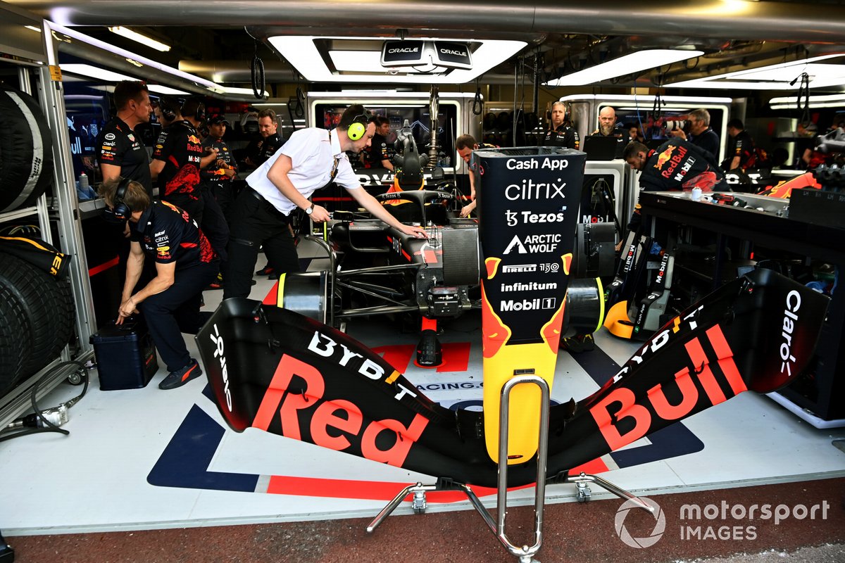 Mechanics at work in the Red Bull garage