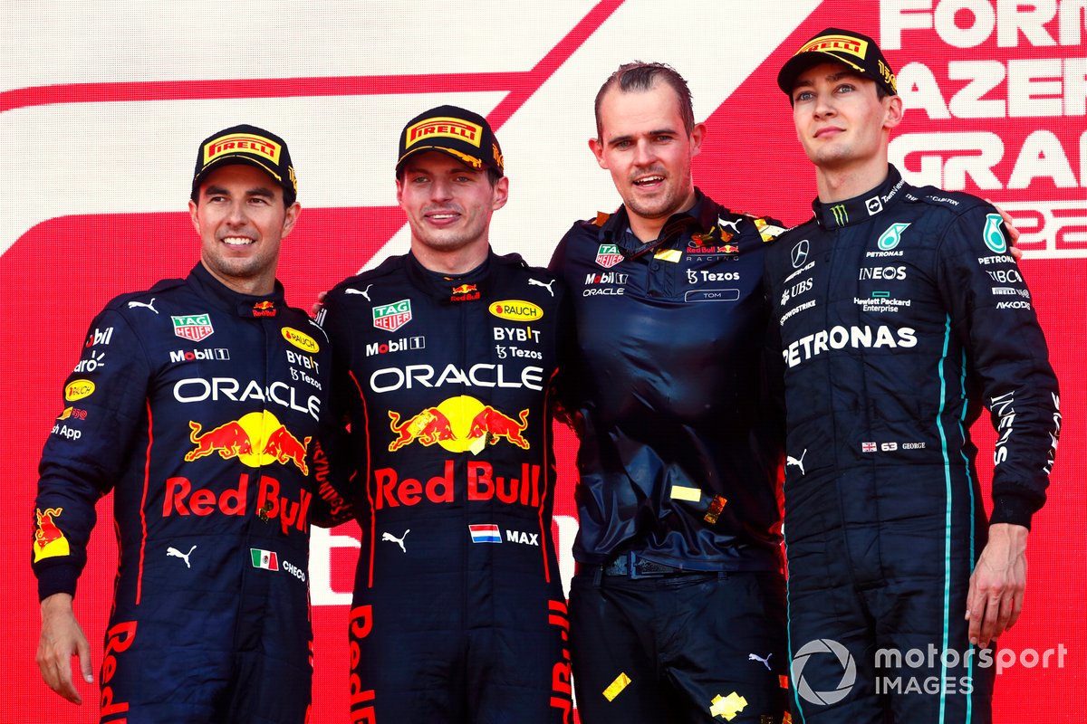 Podio: segundo lugar Sergio Pérez, Red Bull Racing, ganador Max Verstappen, Red Bull Racing, tercer lugar George Russell, Mercedes-AMG