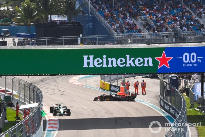 Sergio Pérez, Red Bull Racing RB18, se recupera de un trompo