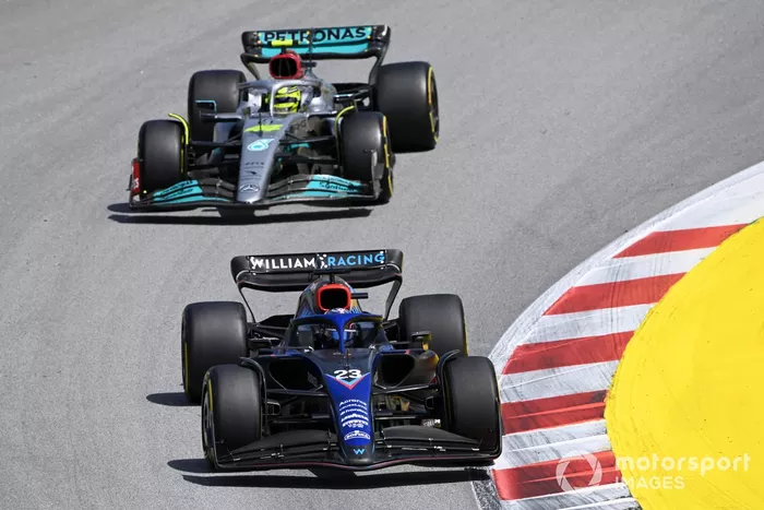 Alex Albon, Williams FW44, Lewis Hamilton, Mercedes W13