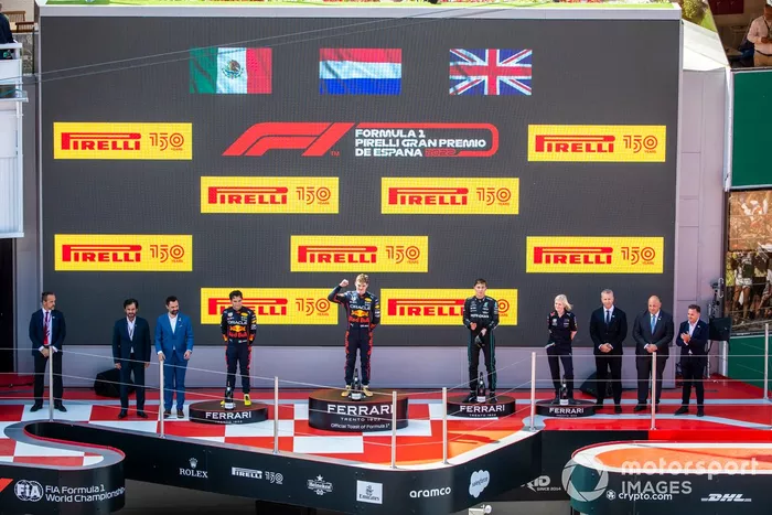 Podio: segundo lugar Sergio Pérez, Red Bull Racing, ganador Max Verstappen, Red Bull Racing, Joanna Fleet, Jefa de RRHH, Red Bull Racing, y tercer lugar George Russell, Mercedes-AMG