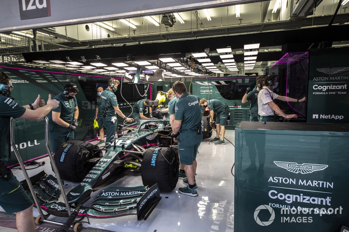 Lance Stroll, Aston Martin AMR21 in garage