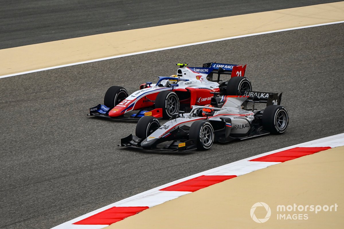 Nikita Mazepin, Hitech Grand Prixbattles y Robert Shwartzman, Prema Racing