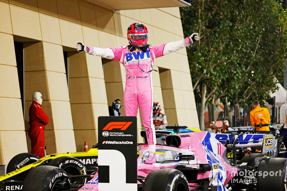 Ganador Sergio Pérez, Racing Point, celebra en el Parc Ferme con su equipo