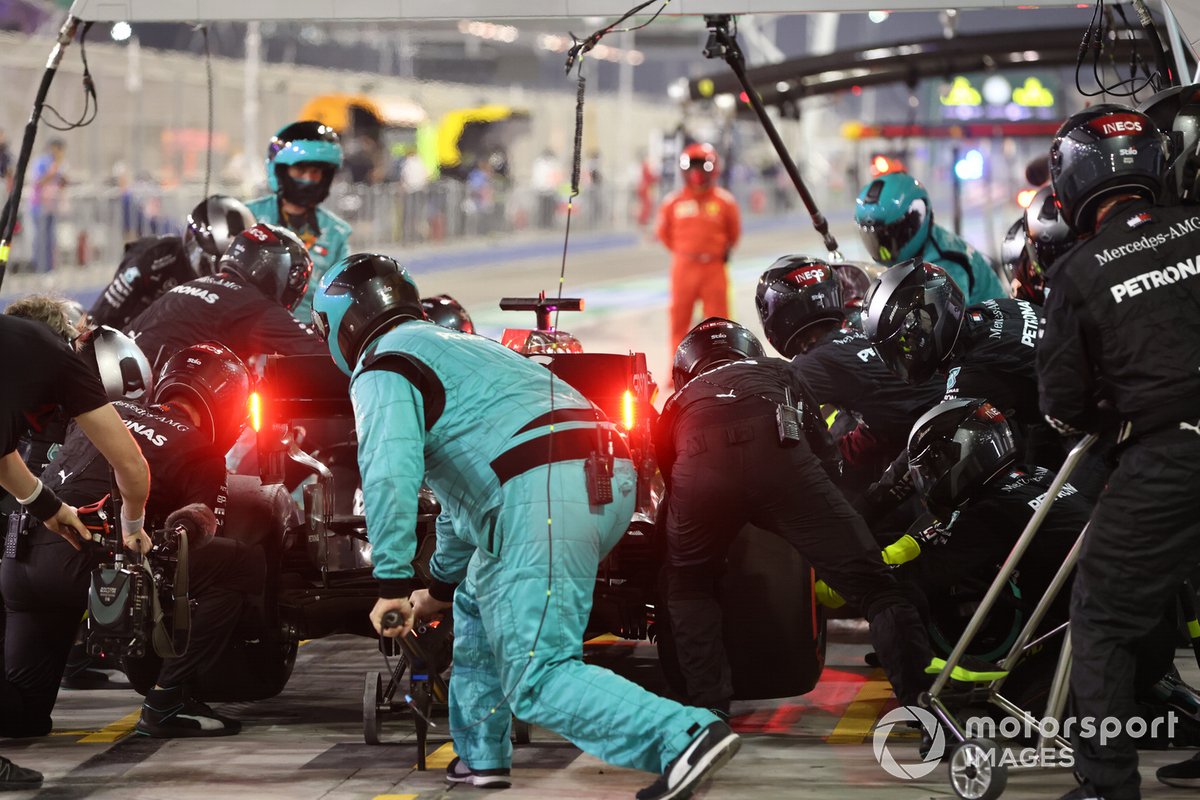 George Russell, Mercedes F1 W11, en pits