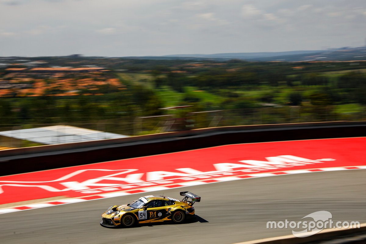 #54 Dinamic Motorsport Porsche 911 GT3 R: Laurens Vanthoor, Earl Bamber, Kevin Estre