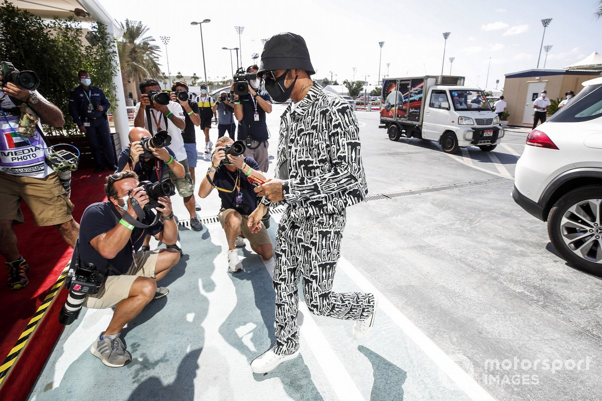 Lewis Hamilton, Mercedes-AMG F1, arriva nel paddock