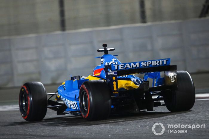 Fernando Alonso pilota el Renault R25, el coche con el que ganó el mundial 2005 de F1, en Abu Dhabi