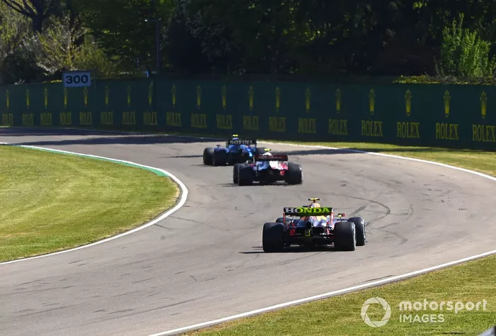Nicholas Latifi, Williams FW43B, Antonio Giovinazzi, Alfa Romeo Racing C41, y Sergio Pérez, Red Bull Racing RB16B