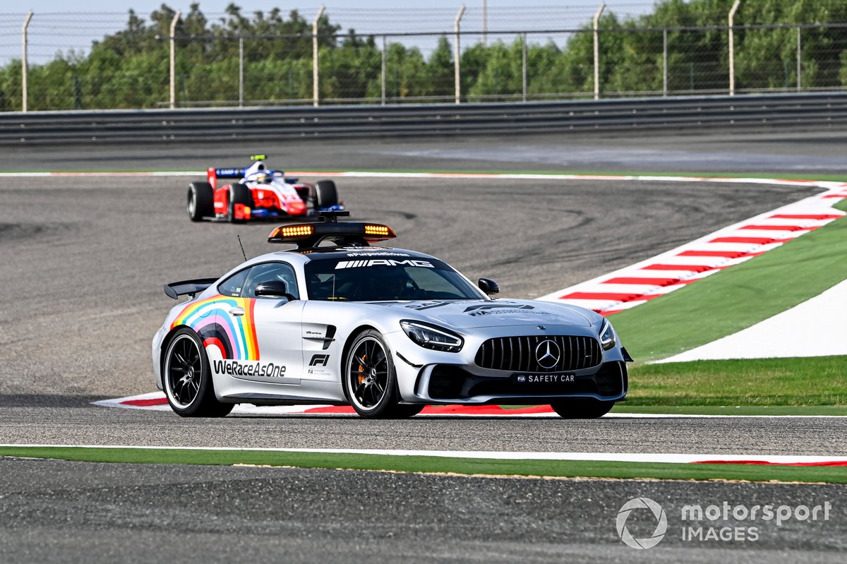 Safety Car por delante de Robert Shwartzman, Prema Racing